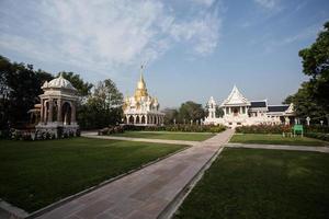 nove tops pagode, estilo tailandês no templo tailandês kushinagar, índia foto