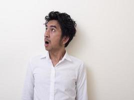 retrato bonito jovem asiático empresário vestindo uma camisa branca emoção foto