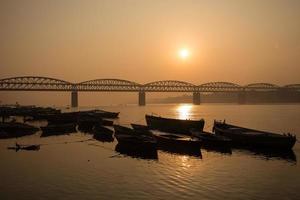 nascer do sol no rio ganga, varanasi, índia foto