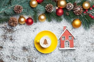 cappuccino com forma de árvore de Natal e brinquedo em casa na artificial foto