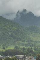 belas paisagens montanhosas, floresta e neblina foto