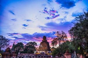 templo de ayutthaya pelo crepúsculo