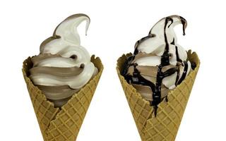 sorvete em uma bolacha em um fundo branco foto