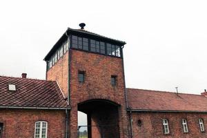 auschwitz, polônia, 18 de setembro de 2021 fragmento do portão de entrada do campo de extermínio de auschwitz birkenau. foto