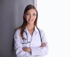 médico mulher com estetoscópio isolado em fundo cinza
