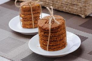 muitos tipos diferentes de biscoitos em um prato foto