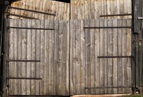 pilhas cilíndricas de portão de madeira foto