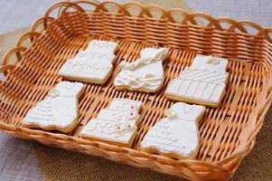 biscoitos de casamento em uma cesta foto