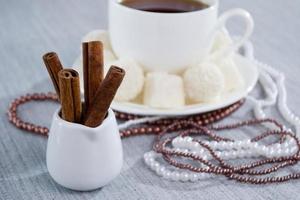 chocolates em forma de coração com balas de coco em flocos de miçangas foto