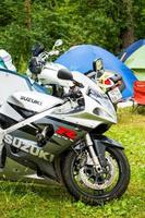 festival de motocicleta ao ar livre de verão, motocicletas no fundo da natureza, acampamento de moto - 8 de julho de 2015, rússia, tver. foto