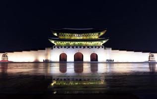 portão gwanghwamun o portão principal do palácio gyeongbok foi construído no 4º ano do reinado do rei taejo 1395 foto