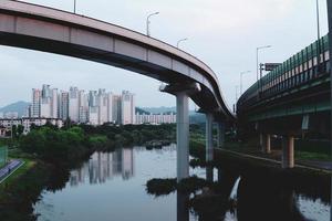 o centro da cidade e a paisagem de transporte de anyang, gyeonggi-do, coreia foto