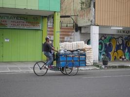 bandung, west java, indonésia, 2022 - vista matinal na ásia afrika street, bandung foto