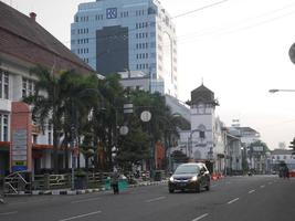 bandung, west java, indonésia, 2022 - vista matinal na ásia afrika street, bandung foto