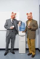 dois empresários em máscaras de porco
