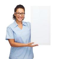 médica ou enfermeira com placa branca em branco