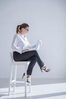 mulher de negócios feliz sentado em uma cadeira foto