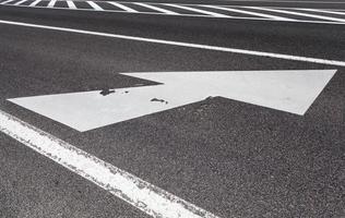 estrada pavimentada com marcações de estrada branca foto