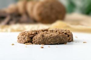 biscoitos redondos de trigo com cacau e chocolate foto