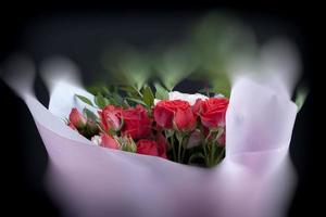 buquê de presente com rosas vermelhas e cravos cor de rosa foto