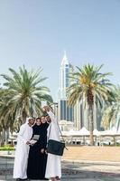 grupo de empresários árabes tomando selfie ao ar livre