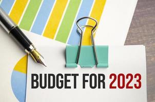 orçamento de texto de bloco de notas branco para 2023 com diagrama e caneta foto