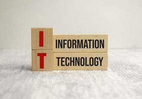 palavras de tecnologia da informação em blocos de madeira e fundo branco