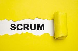 scrum. texto em papel branco sobre fundo de papel rasgado. foto