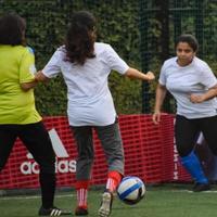 nova delhi, índia - 01 de julho de 2018 - mulheres futebolistas do time de futebol local durante o jogo no campeonato regional de derby em um campo de futebol ruim. momento quente da partida de futebol no estádio de campo verde grama foto