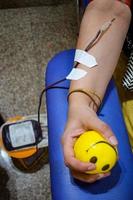 doador de sangue no campo de doação de sangue realizado com uma bola saltitante segurando na mão no templo balaji, vivek vihar, delhi, índia, imagem para o dia mundial do doador de sangue em 14 de junho de cada ano, campo de doação de sangue foto