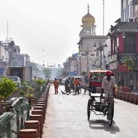 velha delhi, índia, 15 de abril de 2022 - gurudwara sis ganj sahib é um dos nove gurdwaras históricos na velha delhi, na índia, sheesh ganj gurudwara em chandni chowk, em frente ao forte vermelho na velha delhi, índia foto