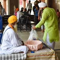 velha delhi, índia, 15 de abril de 2022 - gurudwara sis ganj sahib é um dos nove gurdwaras históricos na velha delhi, na índia, sheesh ganj gurudwara em chandni chowk, em frente ao forte vermelho na velha delhi, índia foto