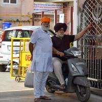 velha delhi, índia, 15 de abril de 2022 - gurudwara sis ganj sahib é um dos nove gurdwaras históricos na velha delhi, na índia, sheesh ganj gurudwara em chandni chowk, em frente ao forte vermelho na velha delhi, índia foto