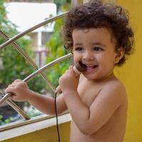 menino bonitinho shivaay na varanda de casa durante o verão, doce ensaio de menino durante a luz do dia, menino se divertindo em casa durante a sessão de fotos