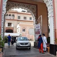 velha delhi, índia, 15 de abril de 2022 - gurudwara sis ganj sahib é um dos nove gurdwaras históricos na velha delhi, na índia, sheesh ganj gurudwara em chandni chowk, em frente ao forte vermelho na velha delhi, índia foto