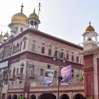 velha delhi, índia, 15 de abril de 2022 - gurudwara sis ganj sahib é um dos nove gurdwaras históricos na velha delhi, na índia, sheesh ganj gurudwara em chandni chowk, em frente ao forte vermelho na velha delhi, índia foto