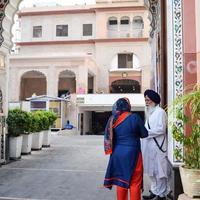 velha delhi, índia, 15 de abril de 2022 - gurudwara sis ganj sahib é um dos nove gurdwaras históricos na velha delhi, na índia, sheesh ganj gurudwara em chandni chowk, em frente ao forte vermelho na velha delhi, índia foto