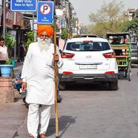 velha delhi, índia, 15 de abril de 2022 - gurudwara sis ganj sahib é um dos nove gurdwaras históricos na velha delhi, na índia, sheesh ganj gurudwara em chandni chowk, em frente ao forte vermelho na velha delhi, índia foto