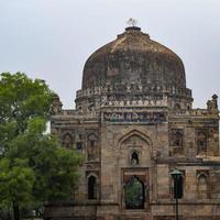 arquitetura mughal dentro dos jardins de lodhi, delhi, índia, bela arquitetura dentro da mesquita de três cúpulas no jardim de lodhi é considerada a mesquita de sexta-feira para a oração de sexta-feira, túmulo do jardim de lodhi foto