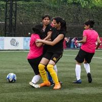 nova delhi, índia - 01 de julho de 2018 - mulheres futebolistas do time de futebol local durante o jogo no campeonato regional de derby em um campo de futebol ruim. momento quente da partida de futebol no estádio de campo verde grama foto