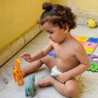 menino bonitinho shivaay na varanda de casa durante o verão, doce ensaio de menino durante a luz do dia, menino se divertindo em casa durante a sessão de fotos