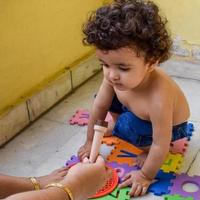 menino bonitinho shivaay na varanda de casa durante o verão, doce ensaio de menino durante a luz do dia, menino se divertindo em casa durante a sessão de fotos