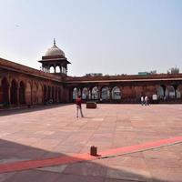 delhi, índia - 15 de abril de 2022 - turistas indianos não identificados visitando jama masjid durante a temporada de ramzan, em delhi 6, índia. jama masjid é a maior e talvez a mais magnífica mesquita da índia foto