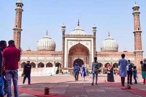 delhi, índia - 15 de abril de 2022 - turistas indianos não identificados visitando jama masjid durante a temporada de ramzan, em delhi 6, índia. jama masjid é a maior e talvez a mais magnífica mesquita da índia foto