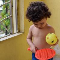 menino bonitinho shivaay na varanda de casa durante o verão, doce ensaio de menino durante a luz do dia, menino se divertindo em casa durante a sessão de fotos