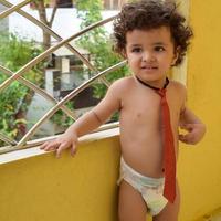 menino bonitinho shivaay na varanda de casa durante o verão, doce ensaio de menino durante a luz do dia, menino se divertindo em casa durante a sessão de fotos