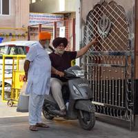 velha delhi, índia, 15 de abril de 2022 - gurudwara sis ganj sahib é um dos nove gurdwaras históricos na velha delhi, na índia, sheesh ganj gurudwara em chandni chowk, em frente ao forte vermelho na velha delhi, índia foto