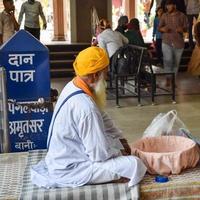 velha delhi, índia, 15 de abril de 2022 - gurudwara sis ganj sahib é um dos nove gurdwaras históricos na velha delhi, na índia, sheesh ganj gurudwara em chandni chowk, em frente ao forte vermelho na velha delhi, índia foto