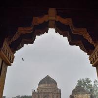 arquitetura mughal dentro dos jardins de lodhi, delhi, índia, bela arquitetura dentro da mesquita de três cúpulas no jardim de lodhi é considerada a mesquita de sexta-feira para a oração de sexta-feira, túmulo do jardim de lodhi foto