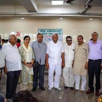 nova delhi, índia, 19 de junho de 2022 - ram niwas goel em traje branco orador na assembleia legislativa de delhi em delhi vidhansabha durante campo de doação de sangue realizado no templo de balaji, vivek vihar, delhi, índia foto